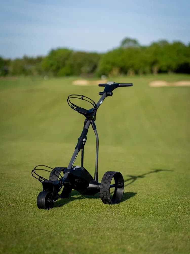 Chariot de golf électrique PowerBug NX sur un parcours