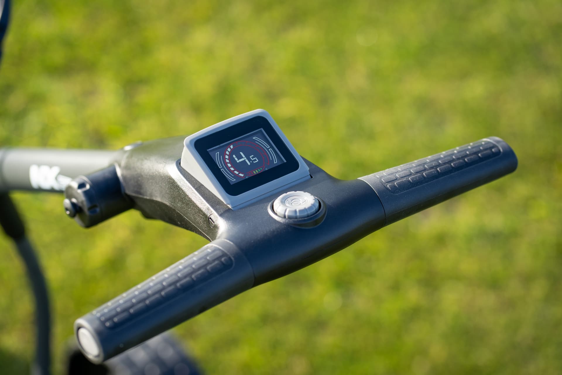 Detail poignee PowerBug NX avec controles digitaux